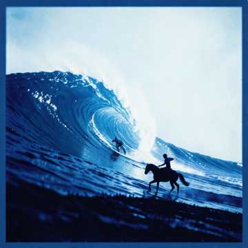 Cover: eine Surferin in einer riesigen blauen Welle, davor eine Reiterin am Strand